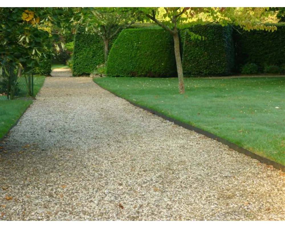 EverEdge PROEDGE Landscape Edging – 5 EverEdge edging creating a pathway between turf and gravel keeping a neat edge