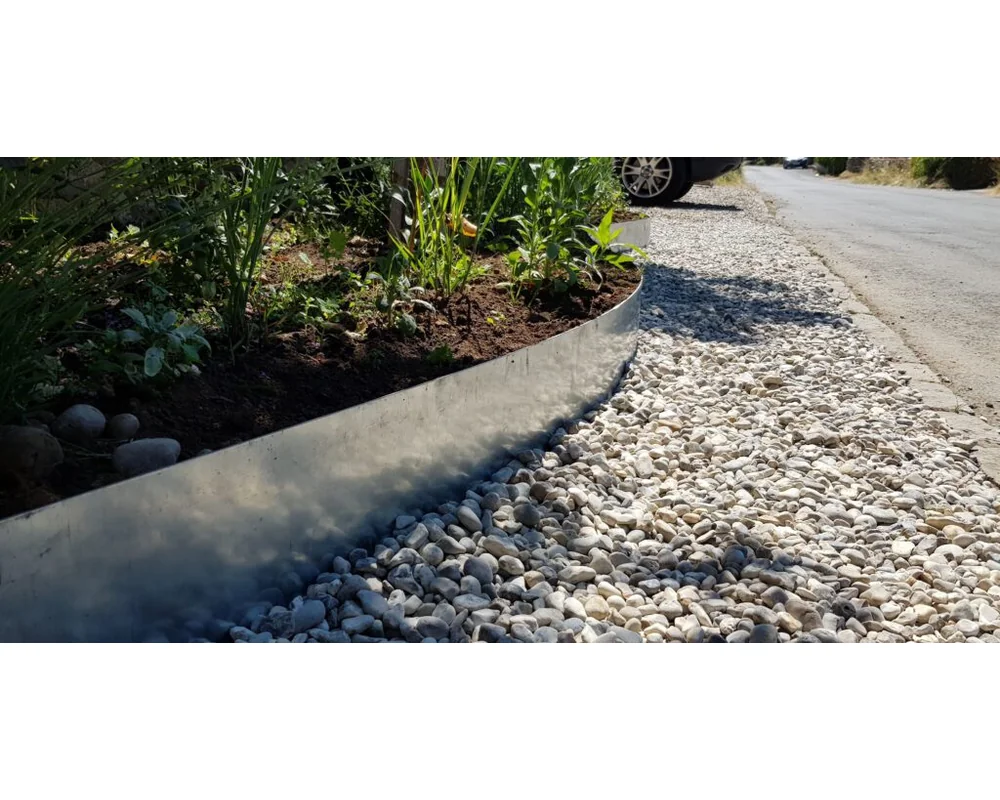 EverEdge PROEDGE Landscape Edging – 6 galvanised steel edge to a raised bed on gravel drive